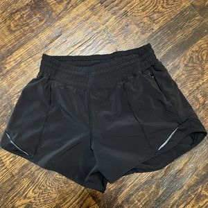 Lululemon Hotty Hot High Rise 4” Size 6